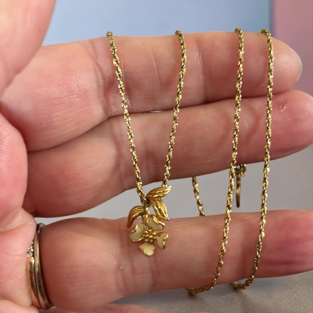 Avon Dogwood Flower Pendant Necklace Gold Tone 16” Delicate Floral Vintage